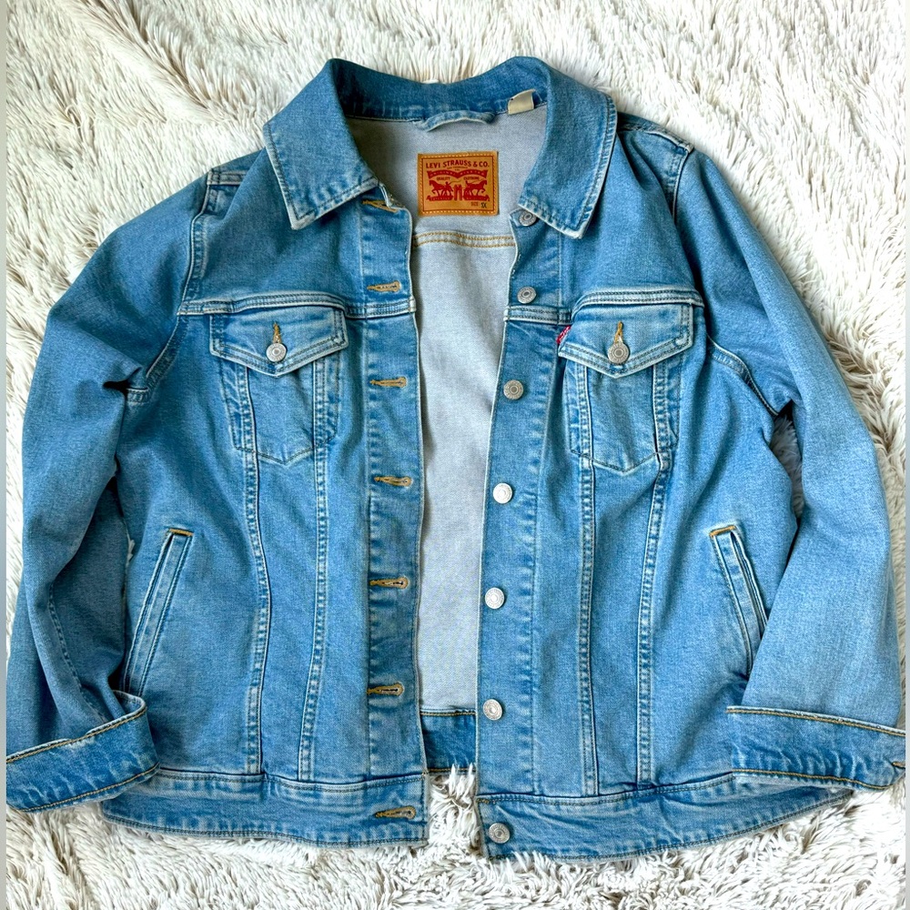 Levi’s Women’s Plus Size Denim Trucker Jacket